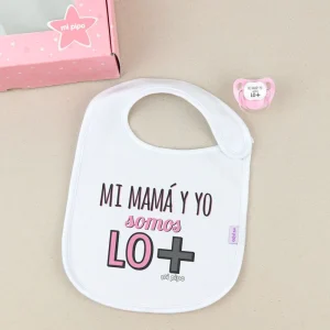 Cajita Babero + Chupete Mi Mamá yo somos lo + rosa