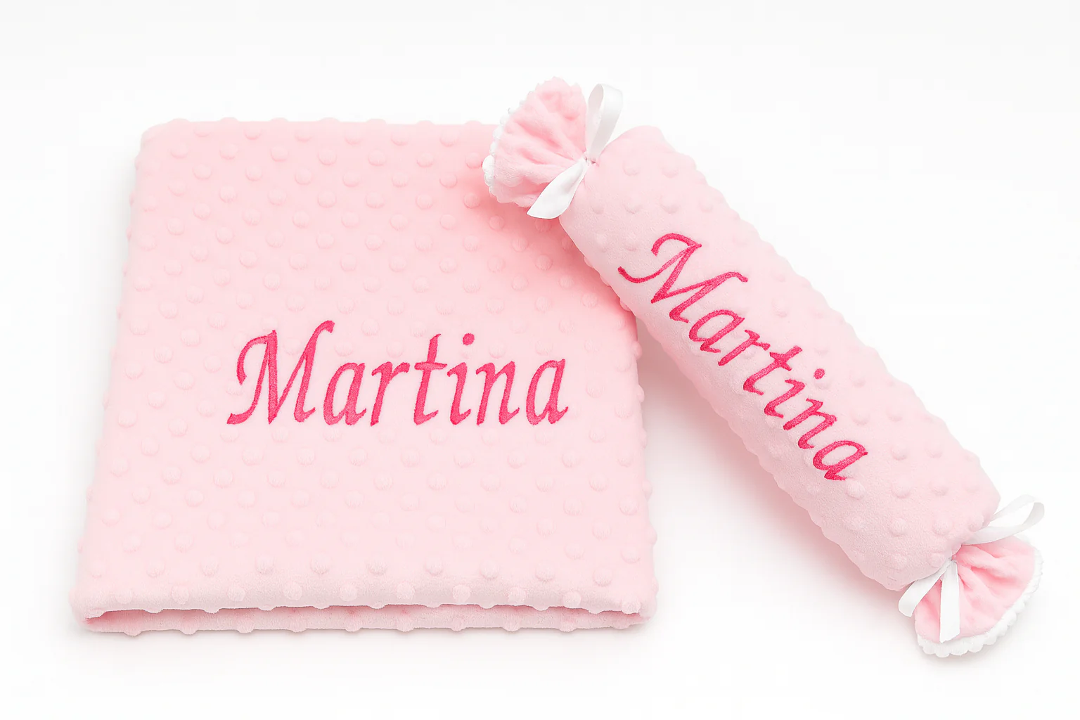 Manta y cojín antivuelco personalizados con nombre bordado - Imagen 2